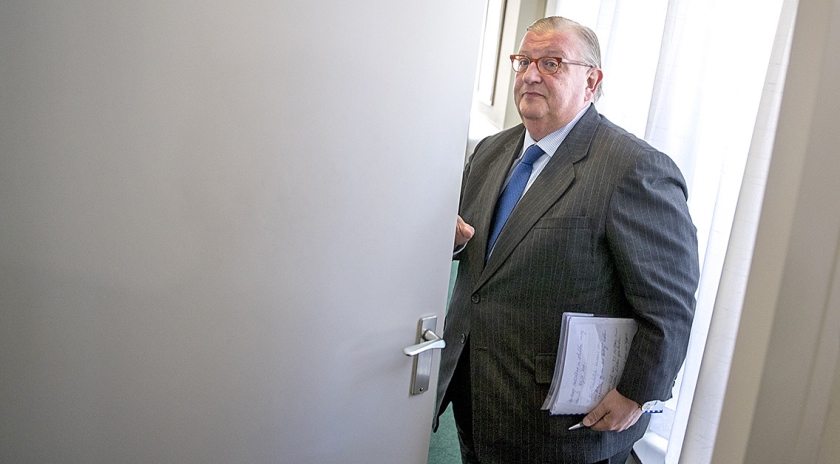 De in opspraak geraakte VVD-voorzitter Henry Keizer in het hoofdkantoor van Facultatieve Media vrijdag na afloop van een gesprek met de media. (anp / Jerry Lampen)