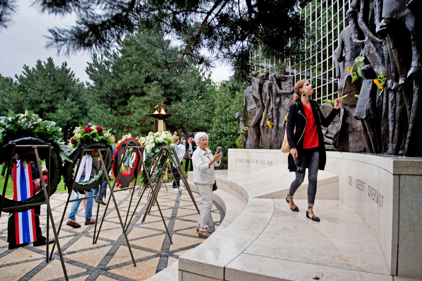 Bij het Indisch Monument in Den Haag werden de slachtoffers herdacht van de Japanse bezetting van voormalig Nederlands-Indië. ‘Wat zal er straks verteld worden aan de generatie die het helemaal van horen zeggen heeft?’ (anp / Olaf Kraak)