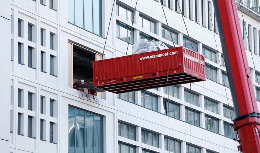 Magneten voor MRI-scanners worden naar boven getakeld in het Erasmus Medisch Centrum in Rotterdam. De kosten van de zorg groeien harder dan de economie, dus gaan de zorgpremies omhoog. (anp / Bas Czerwinski)