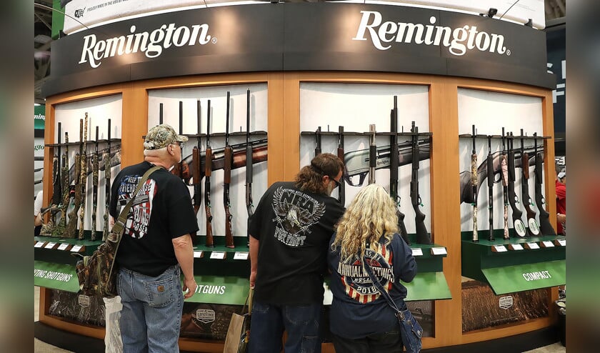 Belangstellenden kijken naar de wapens van Remington, de fabrikant die mogelijk vervolgd wordt voor een bloedbad. (afp / Justin Sullivan)