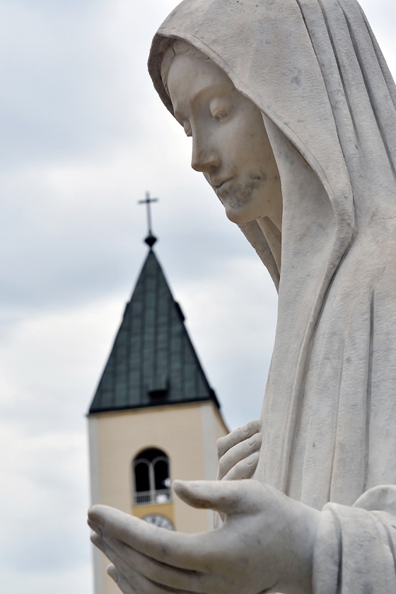 Dichter op het nieuws: tien over zes (afp / Elvis Barukcic, geplaatst in de krant van dinsdag 14 mei: Paus staat bedevaarten naar Medjugorje toe. De eerste berichten van een Mariaverschijning aldaar dateren uit 1981.)