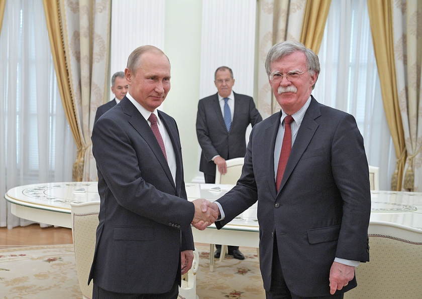 De Amerikaanse veiligheidsadviseur John Bolton (rechts) had woensdag een ontmoeting met de Russische president Vladimir Putin. (epa / Alexei Druzhinin)