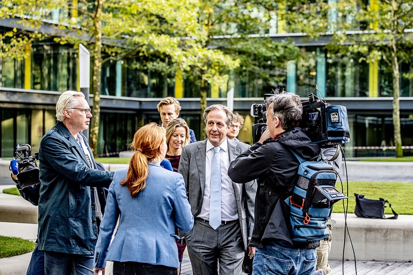 De ministers Kajsa Ollongren en Wouter Koolmees en D66-fractievoorzitter Alexander Pechtold ontmoeten elkaar bij het ministerie van Financiën voor het begrotingsoverleg. (anp / Robin Utrecht)