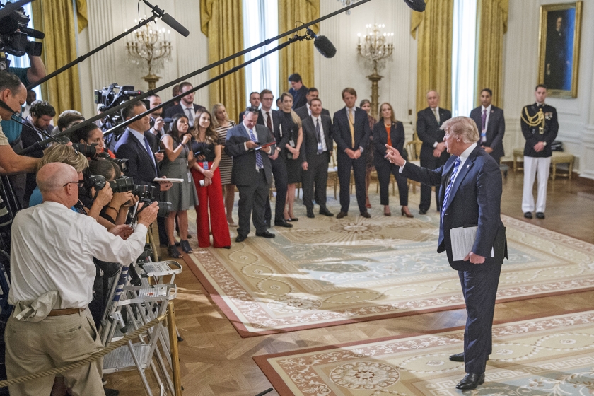 De Amerikaanse president Donald Trump reageert op een vraag van de nieuwsmedia over het door een anonieme regeringsmedewerker geschreven opinieartikel in The New York Times. (epa / Shawn Thew)