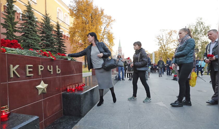Als teken van rouw om de bij de schietpartij op de school in Kertsj omgekomen studenten en andere slachtoffers, leggen mensen bloemen op het heldenmonument in de stad op de Krim. (epa / Maxim Shipenkov)