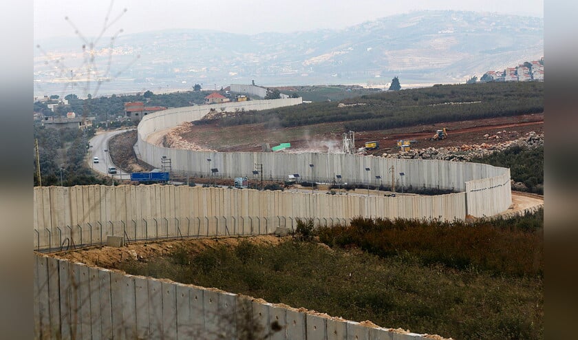 Een foto van de grens tussen Israël en Libanon bij Metulla die toont dat het Israëlische leger is begonnen met het opsporen van tunnels die Hezbollah heeft gegraven. (afp / Mahmoud Zayyat)