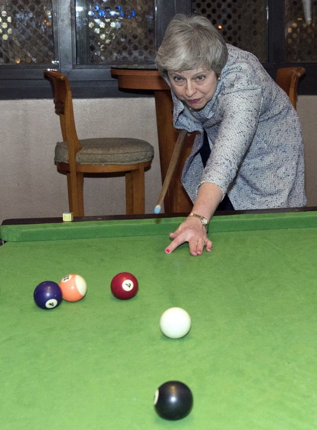 Theresa May aan de pooltafel, zondag tijdens de top van de EU en de Arabische Liga in Egypte. (epa)