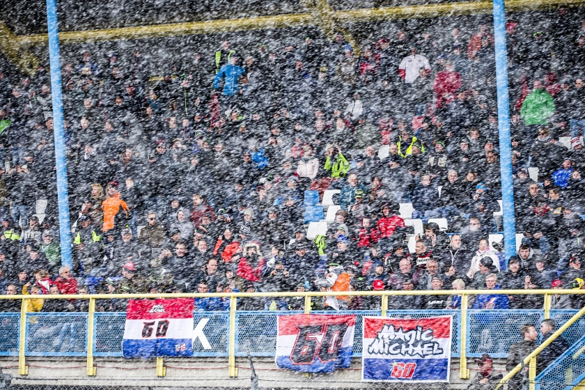 Publiek wacht op de uitgestelde start van de race, terwijl sneeuwbuien overtrekken tijdens de World Superbike Championship-wedstrijden op het TT-circuit in Assen. Ook elders verrasten de lage temperaturen en de sneeuw. Kwekerij Oudebosch in het Groningse Niehove beregende de kersen- en pruimenbomen om die te beschermen. Dat leverde op sommige plekken ijspegels van tien centimeter op, aldus Els Tolner van de kwekerij. < (anp / Vincent Jannink)
