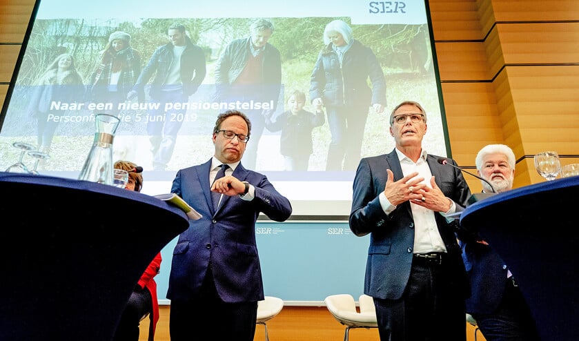Minister Wouter Koolmees van Sociale Zaken en Werkgelegenheid (links) en voorzitter van de FNV Han Busker tijdens de presentatie van de vernieuwing van het pensioenstelsel. (anp / Robin van Lonkhuijsen)