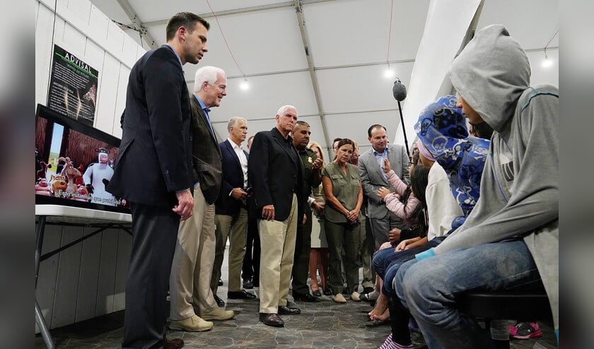Vicepresident Mike Pence (midden) praat met jonge asielzoekers in een opvanglocatie in Donna. (Reuters / Veronica G. Cardenas)