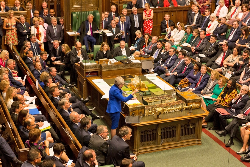 Theresa May adviseerde Jeremy Corbyn tijdens haar laatste ‘vragenuurtje’ als premier, haar voorbeeld te volgen en af te treden. (afp / Roger Harris)