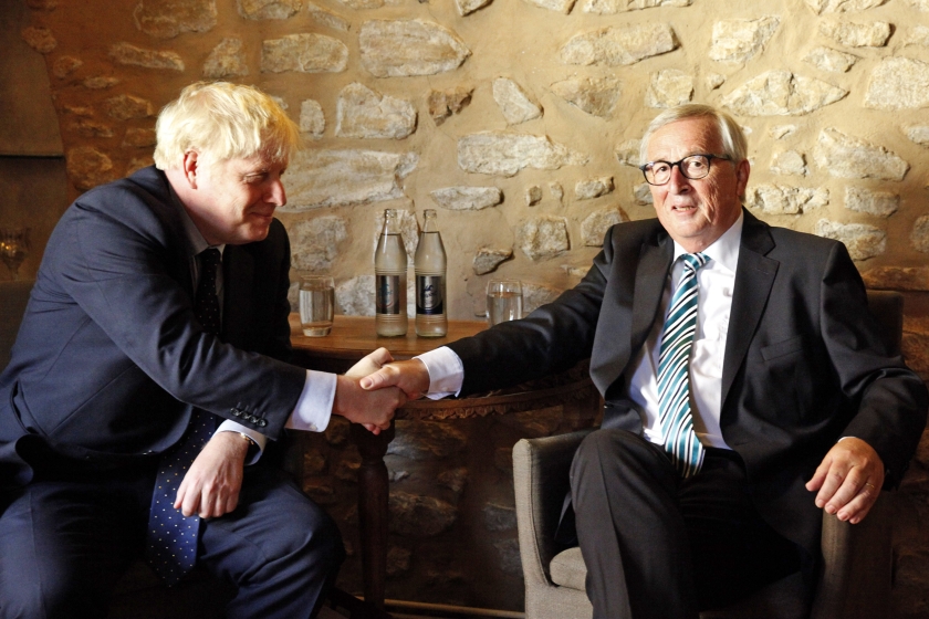 Premier Boris Johnson (links) en Jean-Claude Juncker schudden elkaar de hand. De gezamenlijke lunch zal uiteindelijk weinig opleveren. (epa / Julien Warnand)