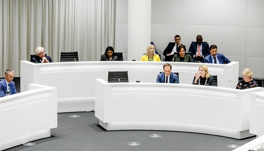 Tijdens een spoeddebat in de Haagse gemeenteraad over het corruptie-onderzoek zijn er twee lege stoelen bij het college van burgemeester en wethouders. (anp / Bart Maat)