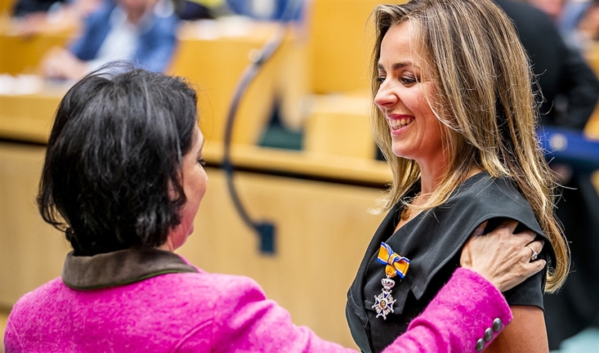 Niet alleen bloemen maar ook een koninklijke onderscheiding – Ridder in de Orde van Oranje-Nassau – kreeg Marianne Thieme dinsdag bij haar afscheid van de Tweede Kamer. Kamervoorzitter Khadija Arib omschreef de medeoprichter van de Partij voor de Dieren als een ‘gedreven, gepassioneerd, vurig en soms een beetje verbeten’ Kamerlid (anp / Remko de Waal)