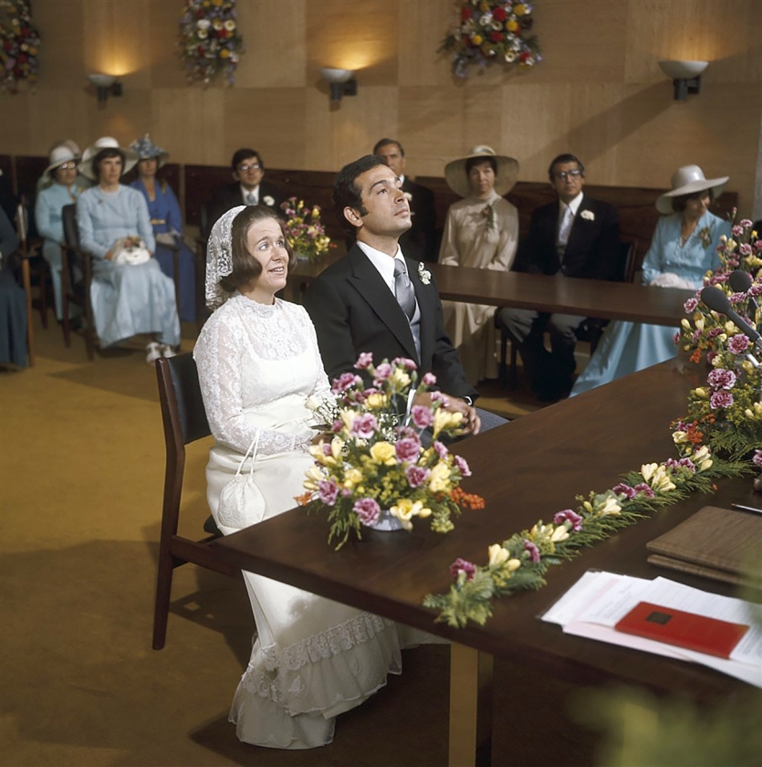 Op 28 juni 1975 trouwt prinses Christina met Jorge Guillermo in het gemeentehuis van Baarn. Het huwelijk eindigt in 1996 in een echtscheiding. (anp)