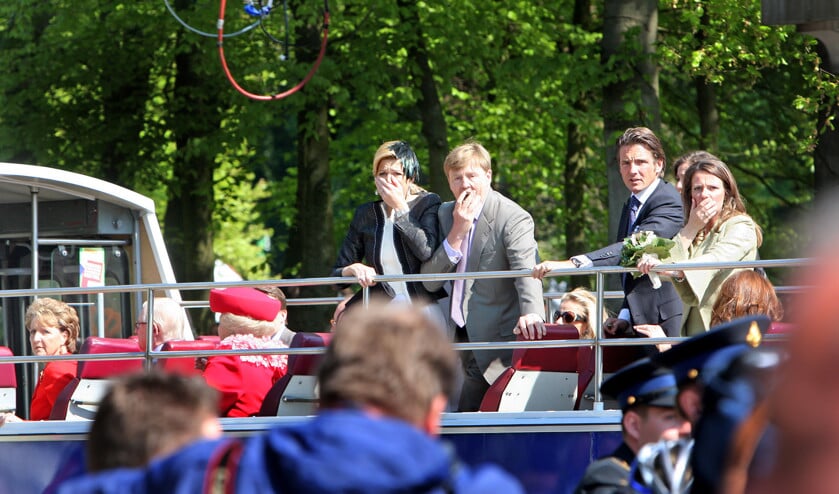 Koninginnedag 2009: prinses Máxima, prins Willem-Alexander, prins Maurits en prinses Annette kijken geschrokken als er in Apeldoorn een auto vlak langs hun bus op het publiek inrijdt. (anp / Patrick van Katwijk)