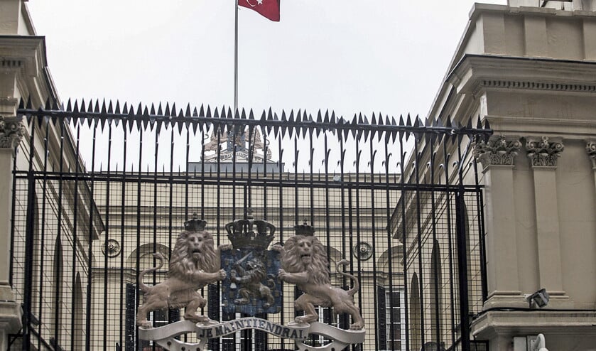 Nederland heeft bij de Turkse autoriteiten geklaagd dat zondag op het dak van het Nederlandse consulaat in Istanbul de Turkse vlag werd gehesen. Volgens verschillende media drong een betoger het Nederlandse consulaat binnen, waar hij op het dak de Turkse vlag heeft gehesen. Die zou ongeveer een half uur hebben gewapperd, daarna ging de Nederlandse driekleur weer omhoog. < (ap)