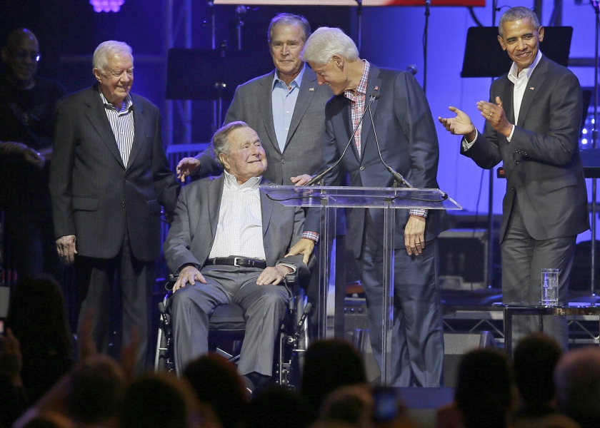 De oud-presidenten vanaf links: Jimmy Carter, George H.W. Bush, George W. Bush, Bill Clinton en Barack Obama. (ap / LM Otero)