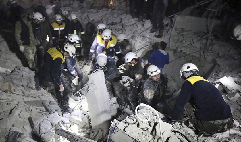 Hulpverleners van de veelgeprezen organisatie De Witte Helmen aan het werk in Idlib. De foto dateert van januari dit jaar. Vorige week is het Syrische regeringsleger een groot offensief gestart in Idlib. (ap)