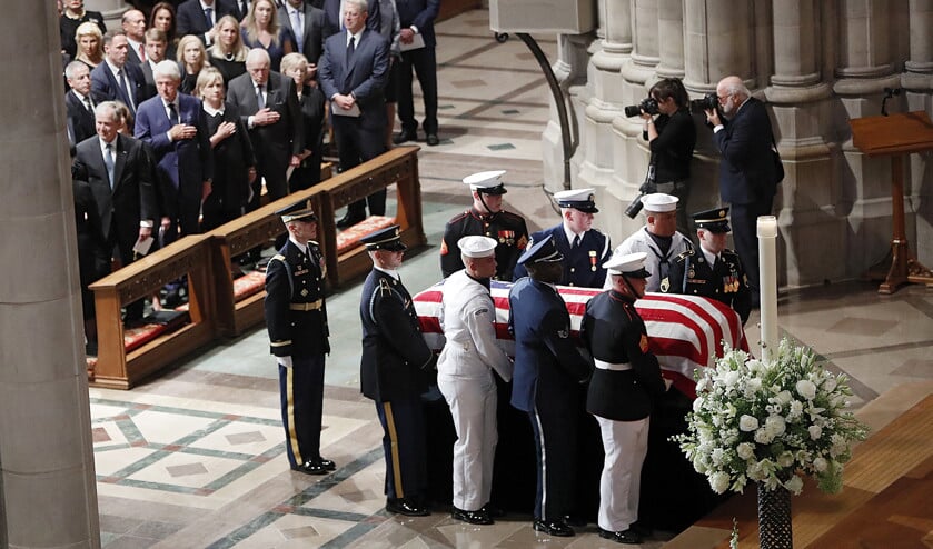 Tal van lovende woorden werden zaterdag gesproken over de op 25 augustus overleden Amerikaanse senator John McCain, tijdens de rouw- en afscheidsdienst in Washington National Cathedral in Washington DC. ‘Hij heeft ons betere presidenten gemaakt, net zoals hij de Senaat beter heeft gemaakt en net zoals hij ons land beter heeft gemaakt’, zei oud-president Barack Obama (ap / Pablo Martinez Monsivais)