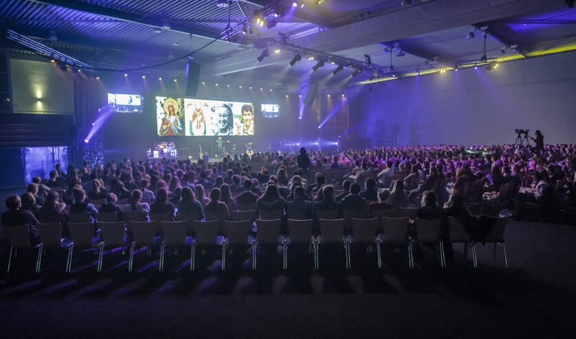 Ruim duizend protestantse jongeren komen vanaf vrijdagmiddag bijeen in Stadskanaal voor de traditionele Kerstconferentie van de jongerenorganisatie HGJB. Het betreft de 43e editie, een jonge traditie dus, ditmaal onder het thema ‘Koning Jezus’ (Duncan Wijting)