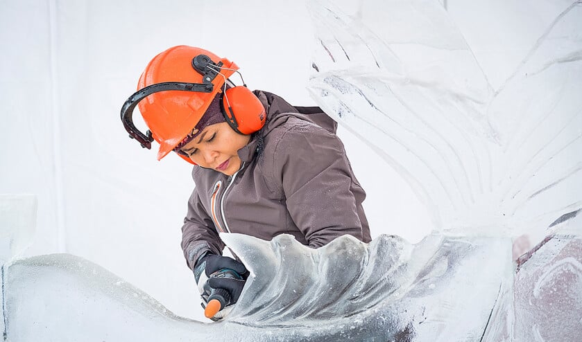 Anketien van Zellingen bewerkt haar sculptuur van een zeemeermin met een slijpmachine. Even later valt een van de ijsblokken van haar en haar man Jan in stukken op de grond: een miscommunicatie. (David van Dam)