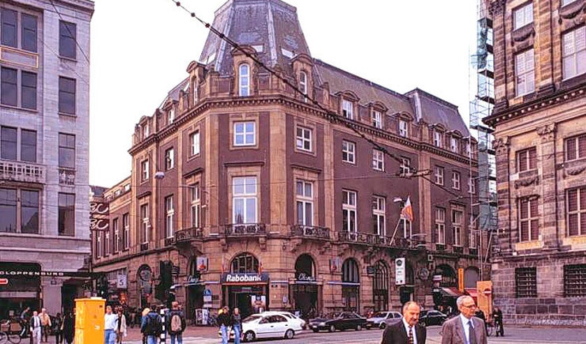 Het gebouw vanwaaruit de Duitsers op de feestende menigte schoten. (anefo / Willem van de Poll en wikimedia)