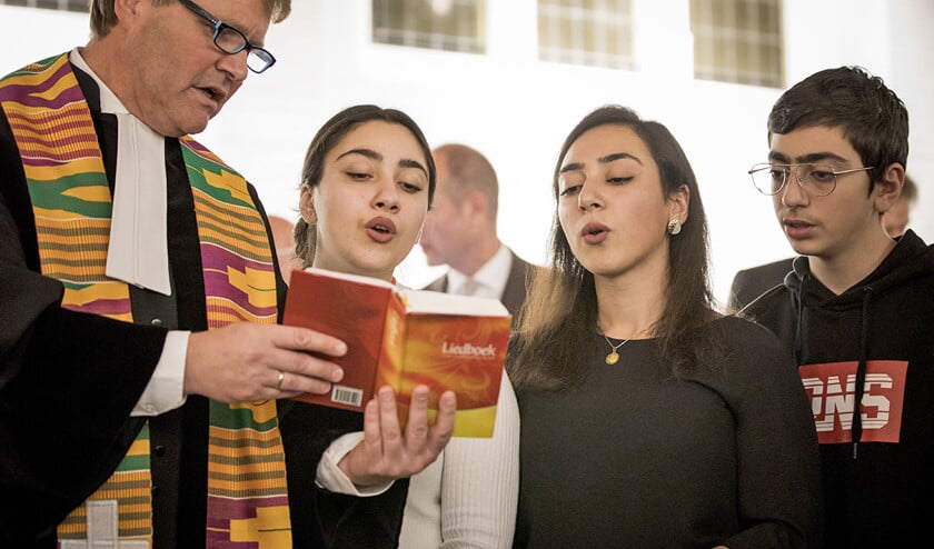 Warduhi (19), Hayarpi (21) en Seyran (15) zingen mee uit het liedboek van René de Reuver. (Freek van den Bergh)