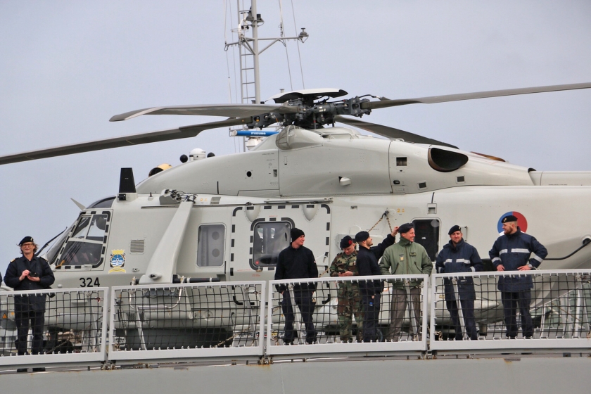 Drukte aan boord van luchtverdedigings- en commandofregat Zr.Ms. Evertsen, zaterdag kort voor vertrek. (Riekelt Pasterkamp)