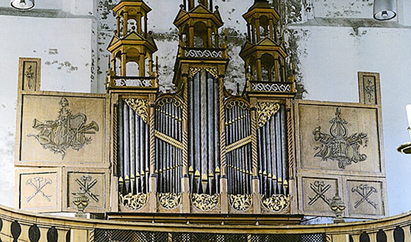 Het orgel van Oosthuizen is gebouwd rond 1530 en is een van de oudste van ons land. Een foto siert de nieuwe kalender van Orgelnieuws.nl. (Gérard van Betlehem)