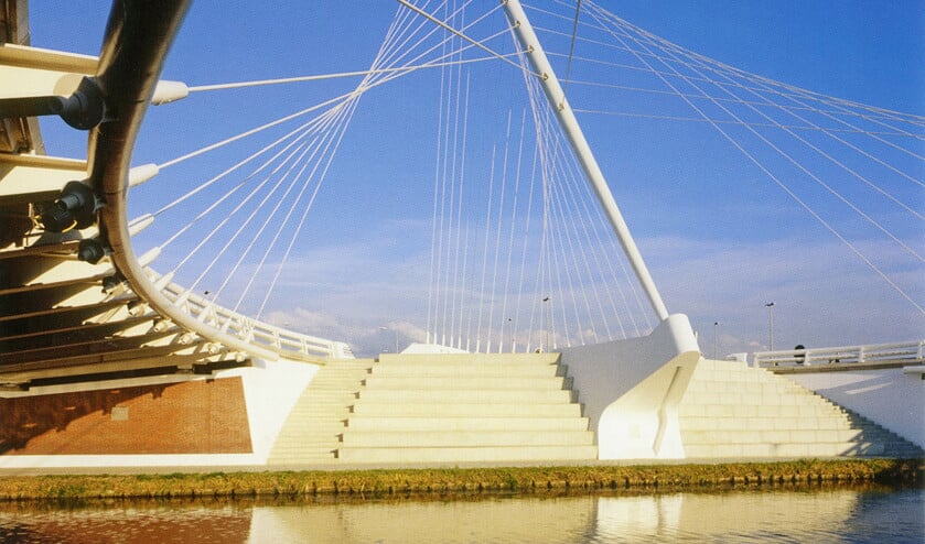In de gemeente Haarlemmermeer liggen veel bruggen over de Hoofdvaart. Drie ervan zijn ontworpen door de Spaanse architect Santiago Calatrava: de Harp, de Citer en de Luit (uit besproken boek)