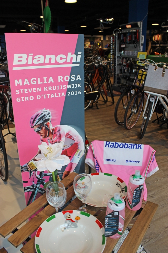Ter gelegenheid van de Giro d’Italia is een Italiaans sfeerhoekje ingericht. (nd)