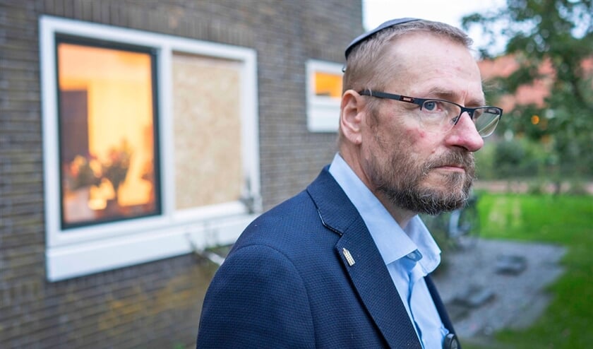‘Er is een boomstam door ons raam geknald.’ Wouter Schmidt voor de gezinswoning in het Noord-Hollandse dorpje Hippolytushoef. (Peter van Aalst)