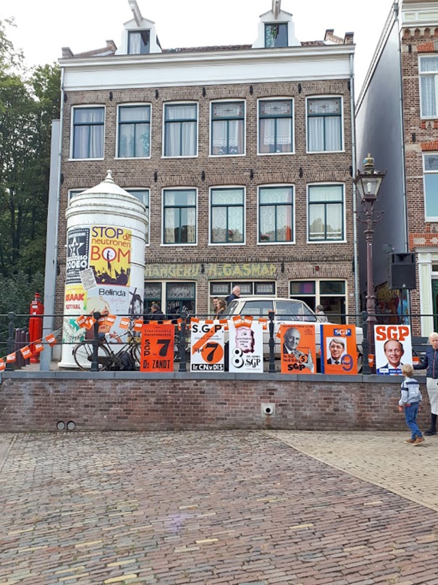 Het Openluchtmuseum in Arnhem is opgesierd met oude SGP-posters. (nd)