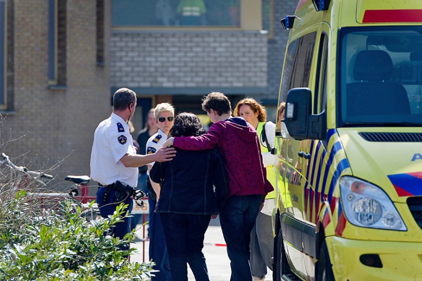Hulpdiensten bij winkelcentrum De Ridderhof op 11 april 2011. Tristan van der V. had nooit een wapenvergunning mogen krijgen, oordeelt de Hoge Raad. (anp / Valerie Kuipers)