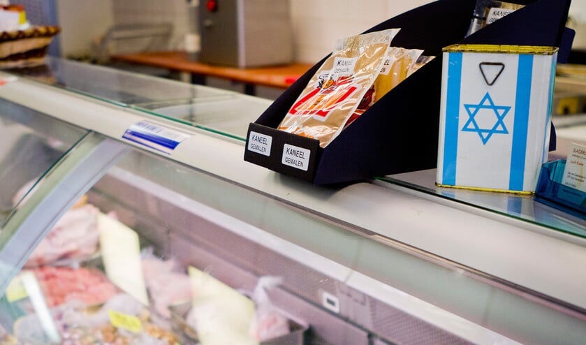 Slagerij Marcus in Amsterdam verkoopt koosjer vlees. Bij een verbod op rituele slacht zal de Joodse winkel zijn deuren moeten sluiten. (anp / Freek van den Bergh)