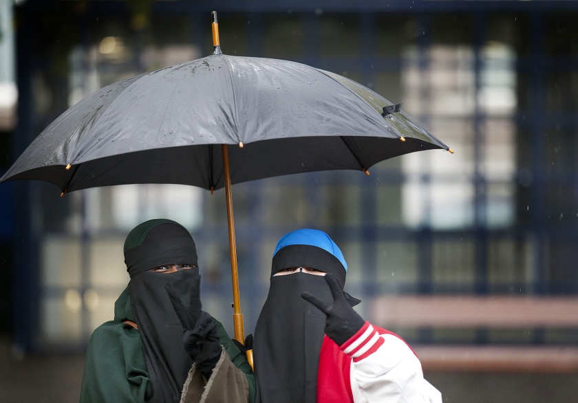 Het kabinet wil het dragen van gezichtsbedekkende kleding op plekken waar dat verboden is, beboeten met maximaal 405 euro. (anp / Phil Nijhuis)