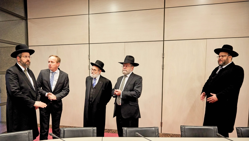 De Israëlische asjkenazische opperrabbijn David Lau (l.) vindt dat Joden in Europa gewoon hun keppeltje moeten kunnen dragen. Lau bracht donderdag een bezoek aan de Tweede Kamer op uitnodiging van de SGP. (anp / Martijn Beekman)