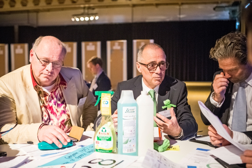 In de oude fabriek van Van Nelle in Rotterdam werd maandag, in het kader van het Nederlandse voorzitterschap van de EU, gesproken over circulaire economie. Vertegenwoordigers van bedrijfsleven, maatschappelijke organisaties en overheden uit heel Europa wisselden ideeën uit over het opnieuw gebruiken van wat we anders zouden weggooien. < (anp / Alexander Schippers)