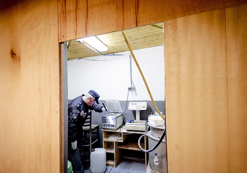 Een pand in het Brabantse Moergestel wordt doorzocht tijdens een operatie tegen drugscriminelen. (anp / Robin van Lonkhuijsen)