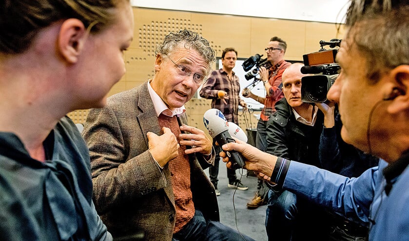 Dick Kleijer van de Groninger Bodem Beweging geeft na afloop commentaar op de uitspraak van de Raad van State over de gaswinning in Groningen.