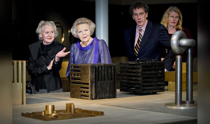 Prinses Beatrix opende vrijdag in Museum Beelden aan Zee de tentoonstelling Utopia van André Volten. De tentoonstelling biedt een overzicht van het werk van André Volten (1925-2002). Hij maakte abstracte beeldhouwkunst. Diverse sculpturen, vrijwel altijd in staal, staan verspreid over Nederland opgesteld. Zijn werk maakt vaak deel uit van de stedelijke inrichting. De tentoonstelling kan worden bezichtigd tot en met 25 mei 2018. < (anp / Patrick van Katwijk)