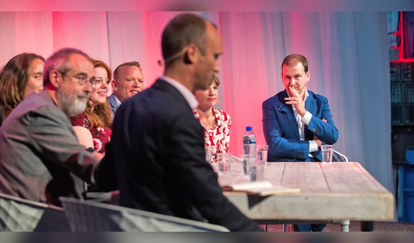 PvdA-leider Lodewijk Asscher in de Kromhouthal in Amsterdam tijdens het partijcongres van de PvdA. Asscher biedt het kabinet gedoogsteun aan in ruil voor verzachting van een aantal maatregelen, plus een lager eigen risico in de zorg. (anp / Jeroen Jumelet)