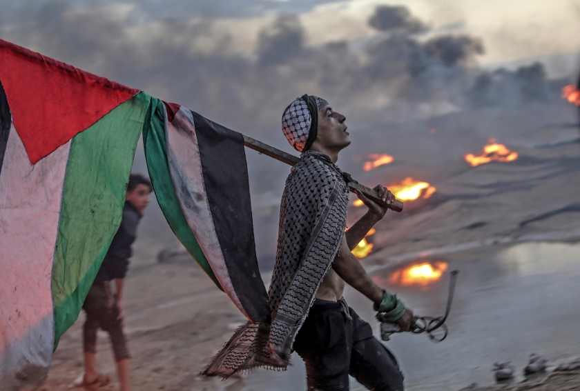 Een Palestijnse demonstrant na het protest bij de grens tussen Israël en de Gazastrook. (epa / Mohammed Saber)