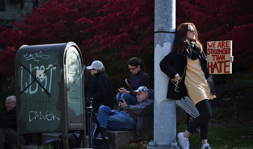 Een vrouw protesteert in Pittsburgh tegen het bezoek van president Donald Trump en zijn vrouw Melania, die hun medeleven willen betuigen na de aanslag van zaterdag in de synagoge daar. (afp / Brendan Smialowski)