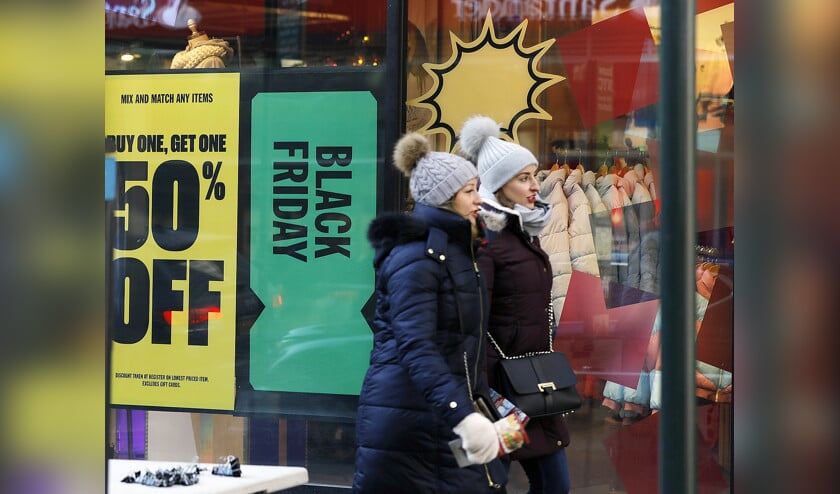 Goed ingepakt tegen de kou winkelen koopjesjagers in New York op Black Friday, het begin van het koopseizoen voor de Kerst. (epa / Jason Szenes)