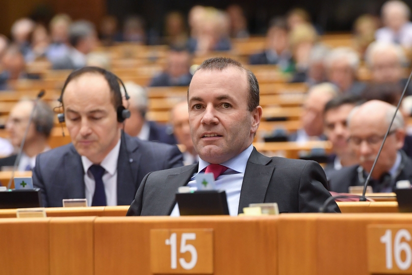Manfred Weber (r.), voorzitter van de christendemocratische fractie in het Europees Parlement: ‘Het christendom is niet iets voor het museum.’ (afp / Emmanuel Dunand)