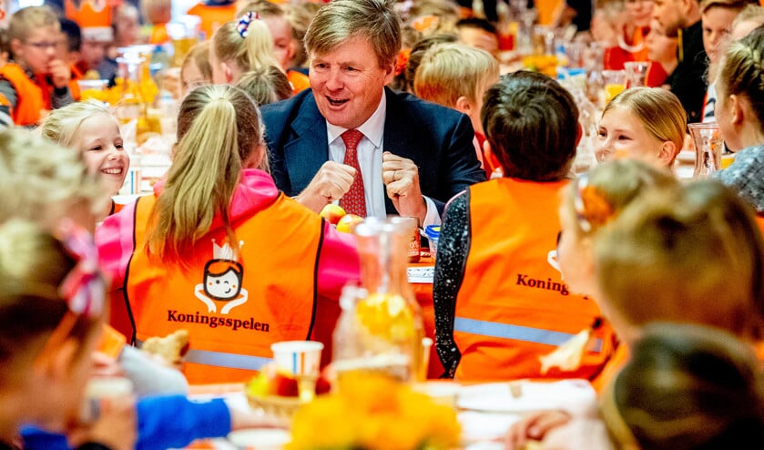 Koning Willem-Alexander opende vrijdagochtend de koningsspelen, waaraan meer dan 1,2 miljoen kinderen van ruim zesduizend basisscholen in heel Nederland meededen. De koning onthulde met een aantal kinderen een watertappunt op basisschool De Arke in Lemmer, Friesland (anp)