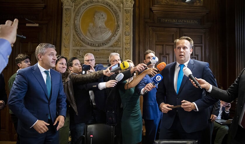 Vertrekkend CDA-leider Sybrand Buma (links) heeft dinsdag de voorzittershamer overgedragen aan Pieter Heerma (rechts). Buma verlaat binnenkort de Tweede Kamer om burgemeester van Leeuwarden te worden. (anp / Bart Maat)