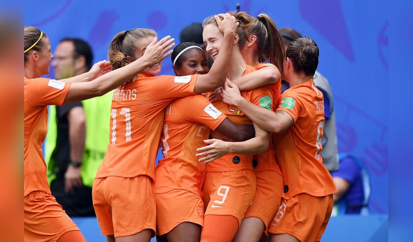 De Nederlandse voetbalsters zijn na twee wedstrijden al zeker van een vervolg op het WK. De ploeg van bondscoach Sarina Wiegman versloeg Kameroen met 3-1, vooral dankzij twee doelpunten van Vivianne Miedema, die daardoor Manon Melis afloste als topschutter aller tijden van de ‘Leeuwinnen’ (vi-images / Gerrit van Keulen)